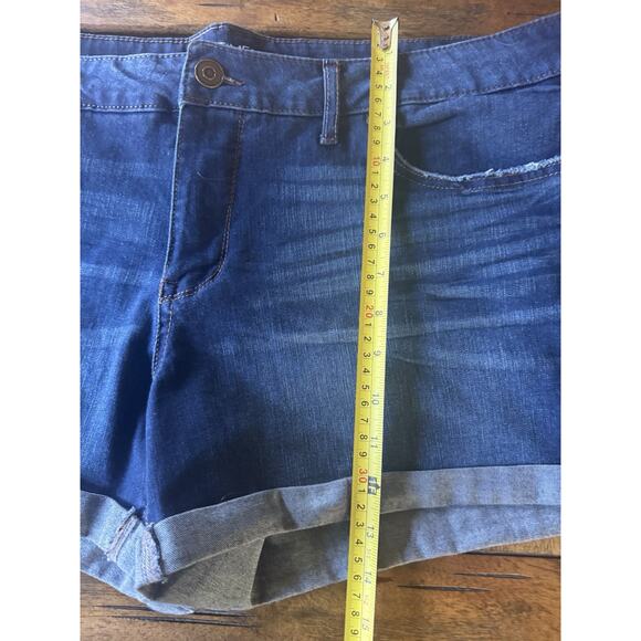 Time & Tru Dark Wash Rolled-Cuff Denim Shorts Size 18 - Picture 6 of 8